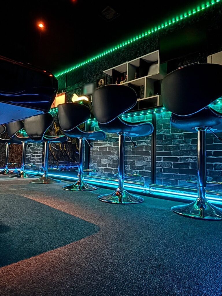 フロア(バースペース)スタイリッシュな店内