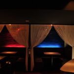 半個室席（赤と青の席）