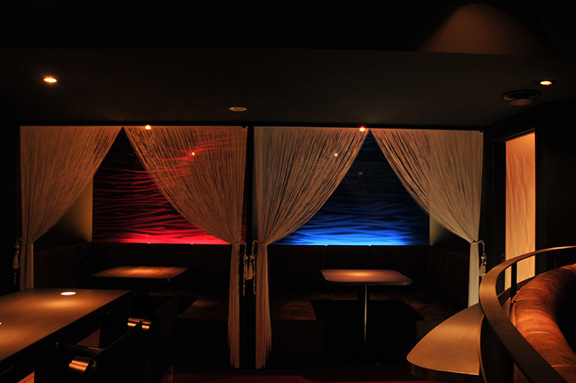 半個室席（赤と青の席）