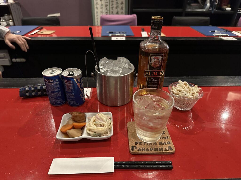 ハイボールを頼んだら、目の前にアイスとボトルが!!!お酒がすすみます