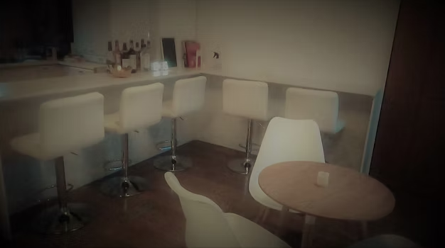 カウンターとテーブルの小さめのフロア